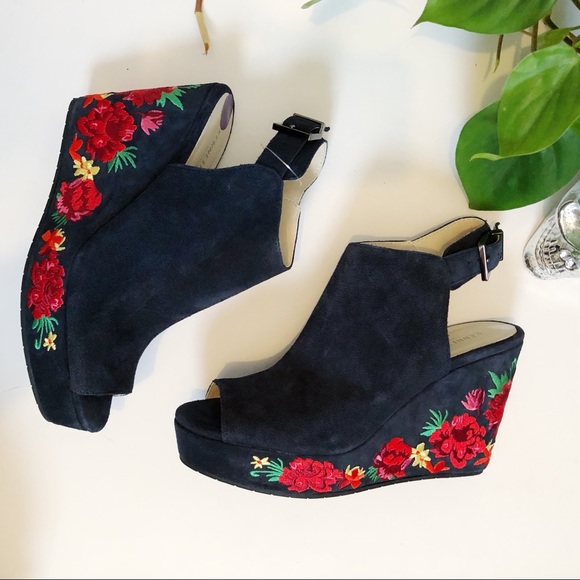 NWT Kenneth Cole Olani Embroidered Wedge Sandal - Picture 2 of 7